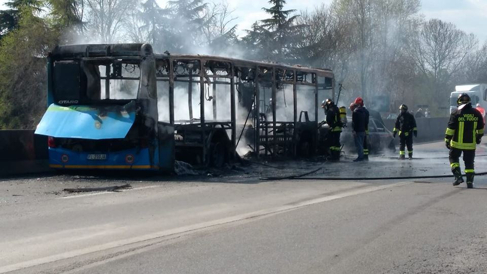 autobus incendiato