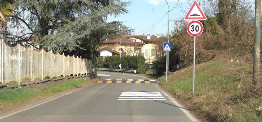 Arrivate le multe per i dossi di via Brembate a Canonica