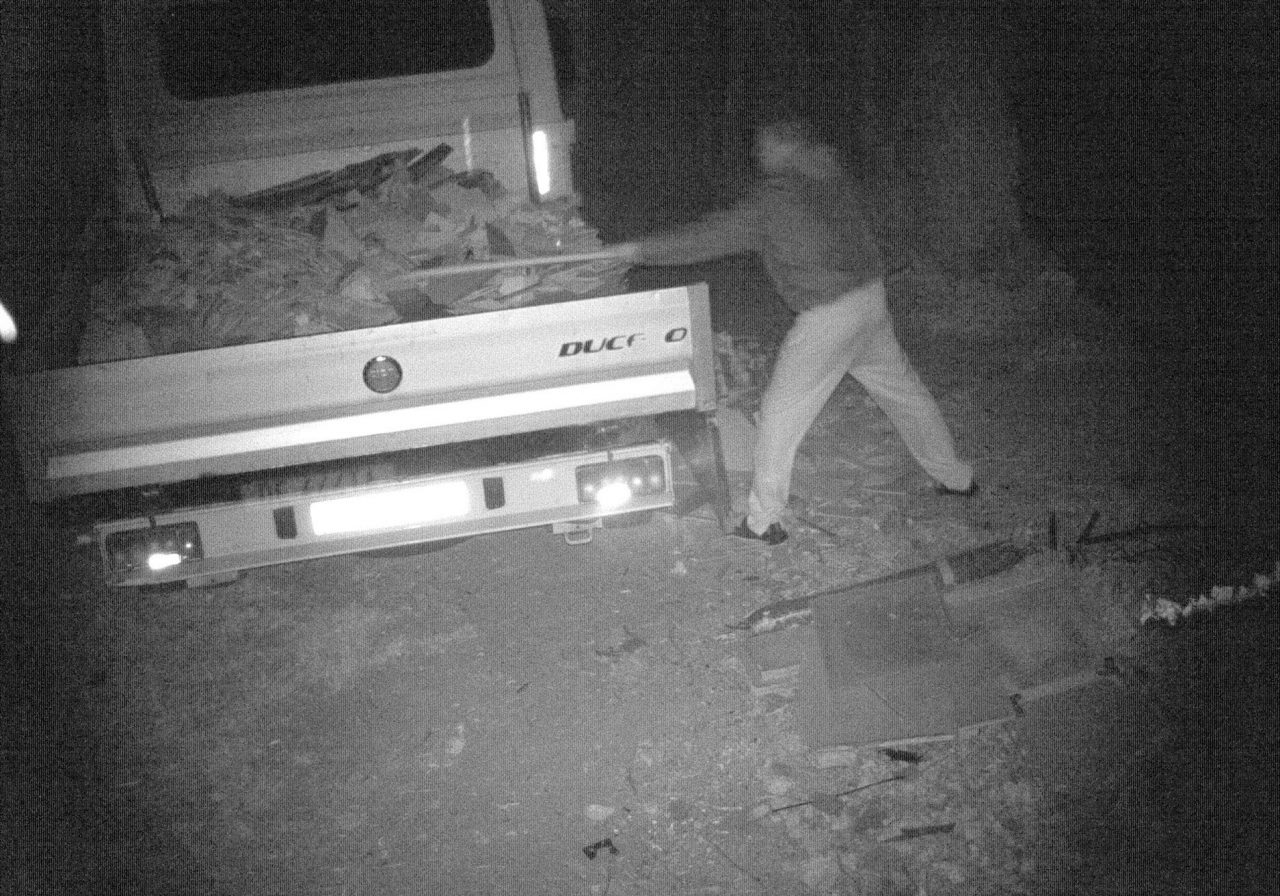 Rifiuti abbandonati, un fotografo misterioso scova i colpevoli