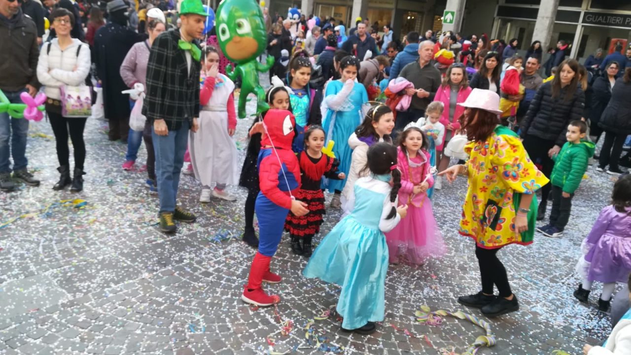 Carnevale a Trezzo con tanti bimbi in maschera FOTO