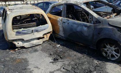 Auto bruciate alla metropolitana di Villa Pompea FOTO