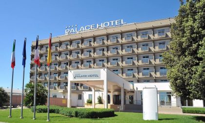 Aggredisce il portiere del Palace Hotel e i carabinieri