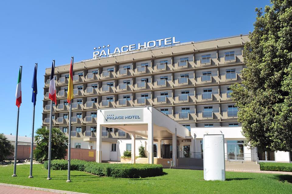 Aggredisce il portiere del Palace Hotel e i carabinieri