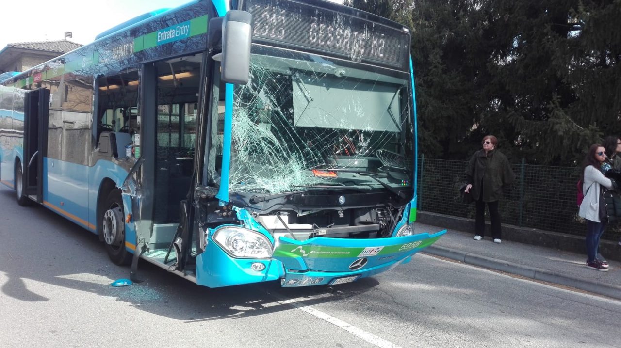 Incidente tra autobus e trattore FOTO