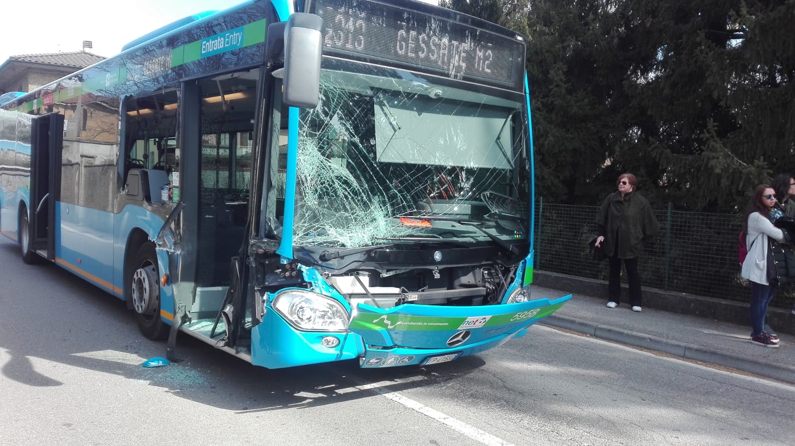 incidente autobus trattore