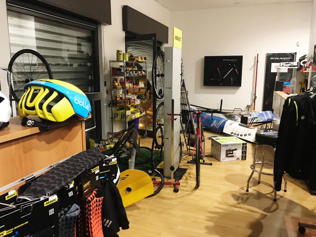 Con il furgone contro la vetrina, razzia nel negozio di bici