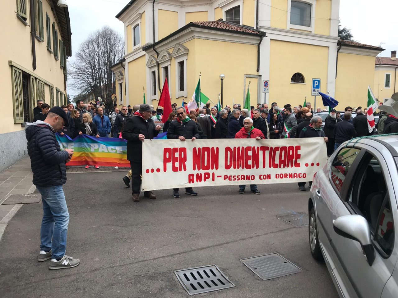 Pessano, al via la manifestazione di protesta contro i “lottatori neofascisti” FOTO