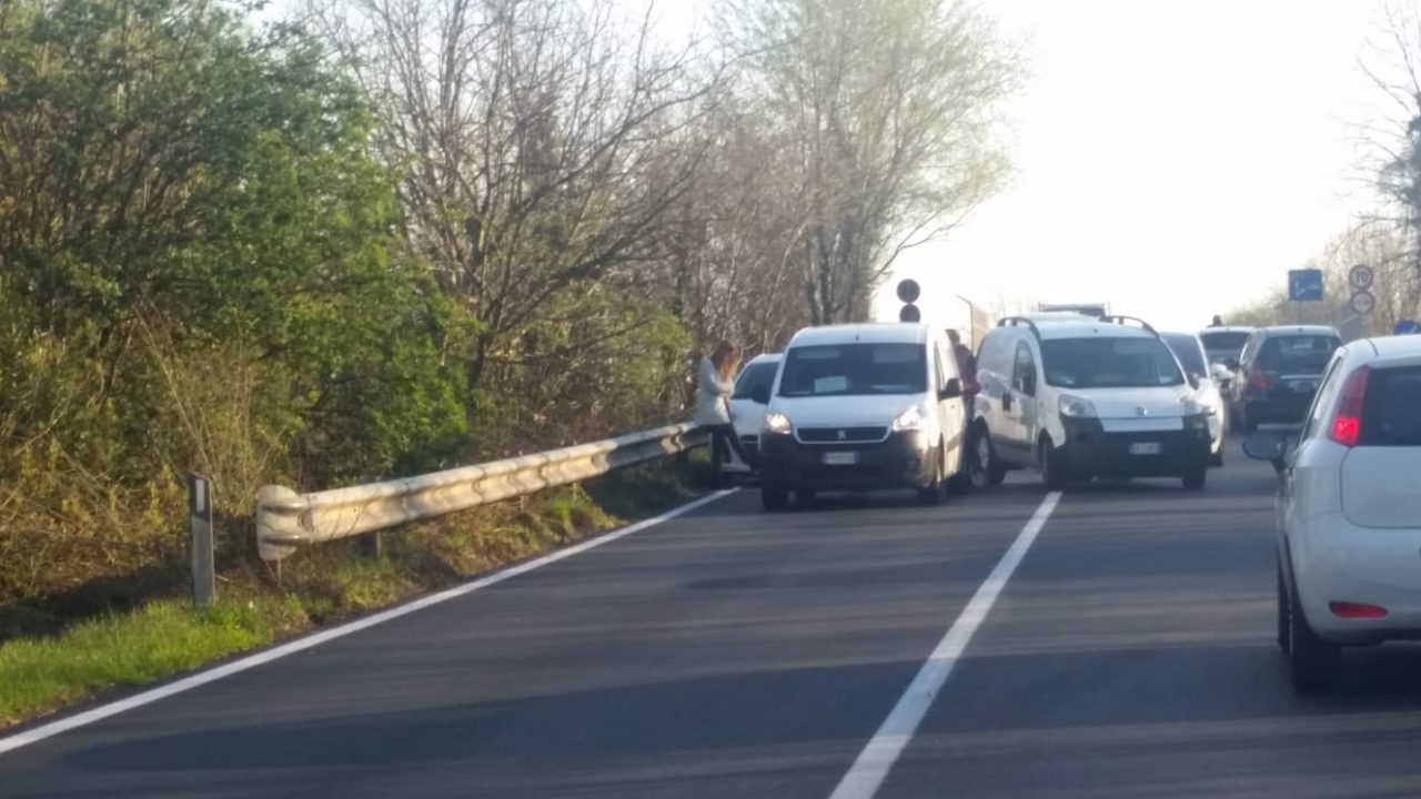 Incidente a Villa Fiorita tra tre veicoli, traffico paralizzato FOTO