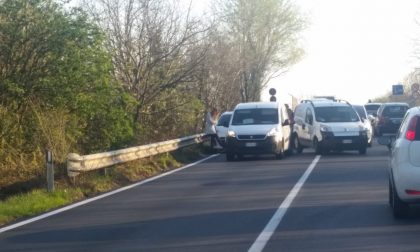 Incidente a Villa Fiorita tra tre veicoli, traffico paralizzato FOTO