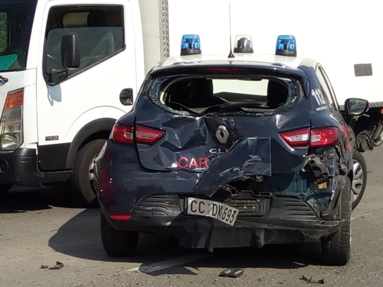 Autobus incendiato da un uomo, paura sulla Paullese VIDEO