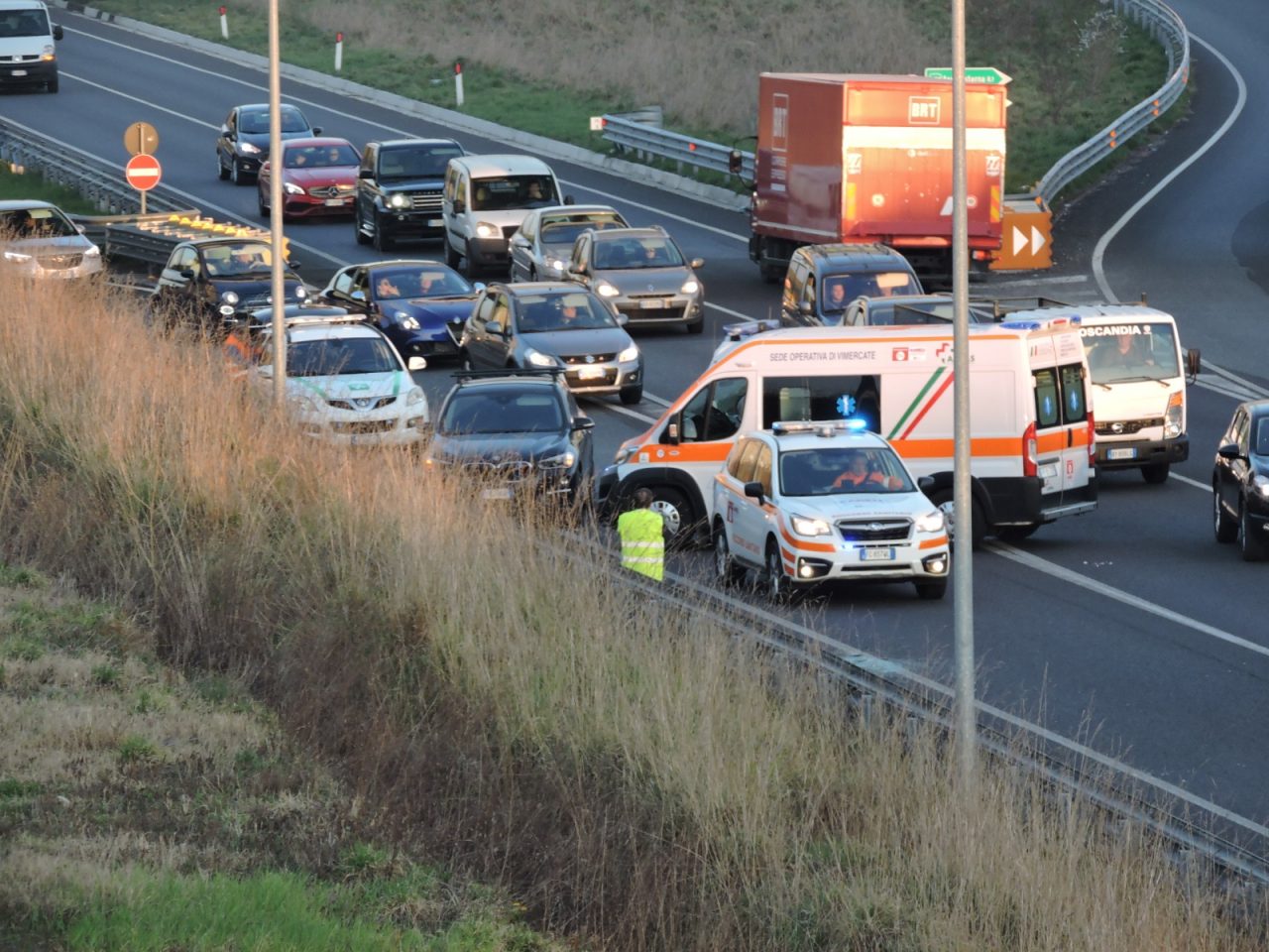 Incidente a Pessano: grave motociclista, traffico bloccato FOTO
