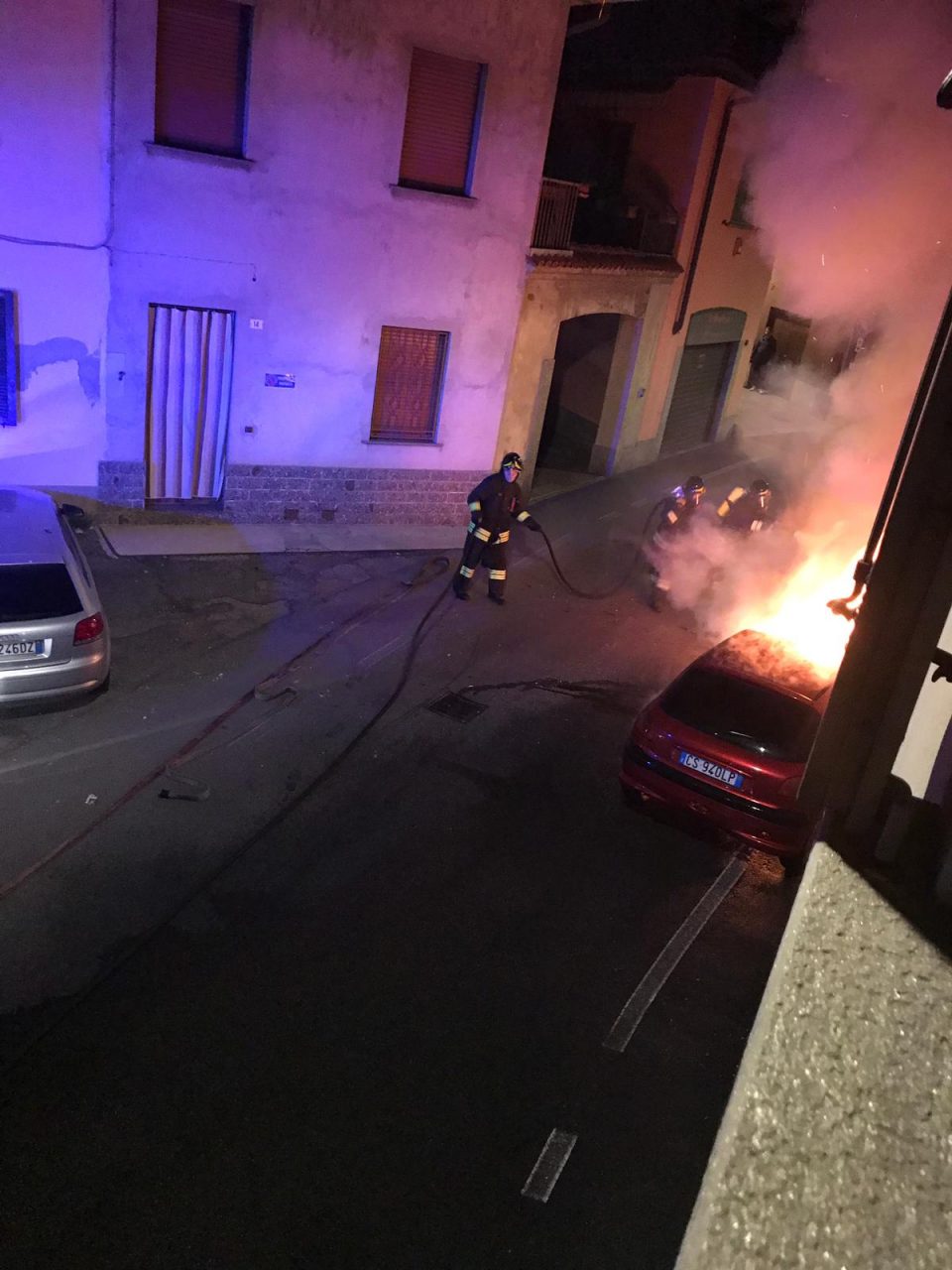 Auto in fiamme, brucia anche la facciata di un palazzo FOTO