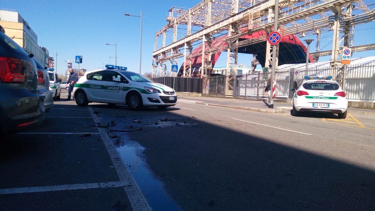 Mentre parcheggia taglia la strada a una moto: grave 49enne