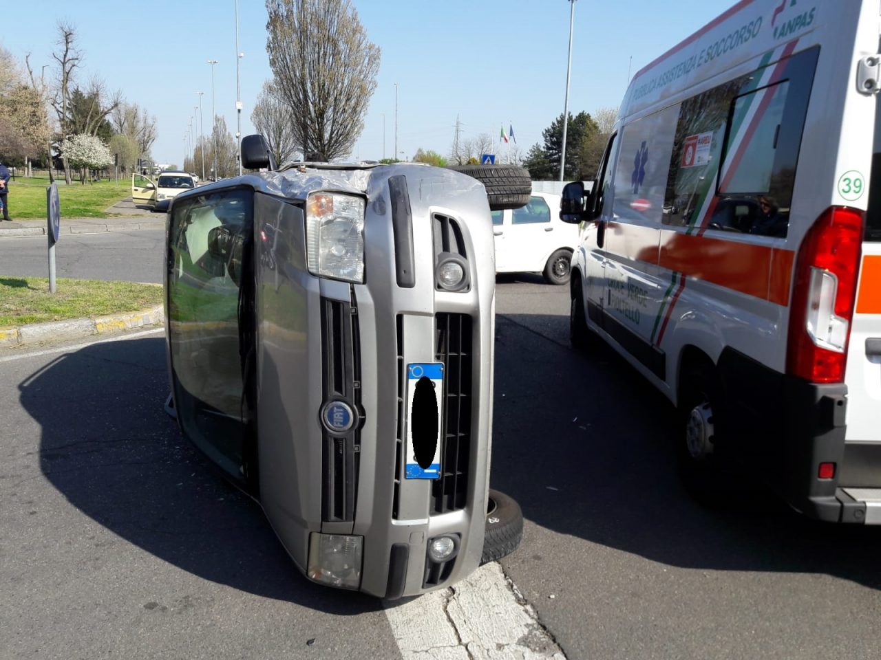 Incidente a Pioltello, auto ribaltata