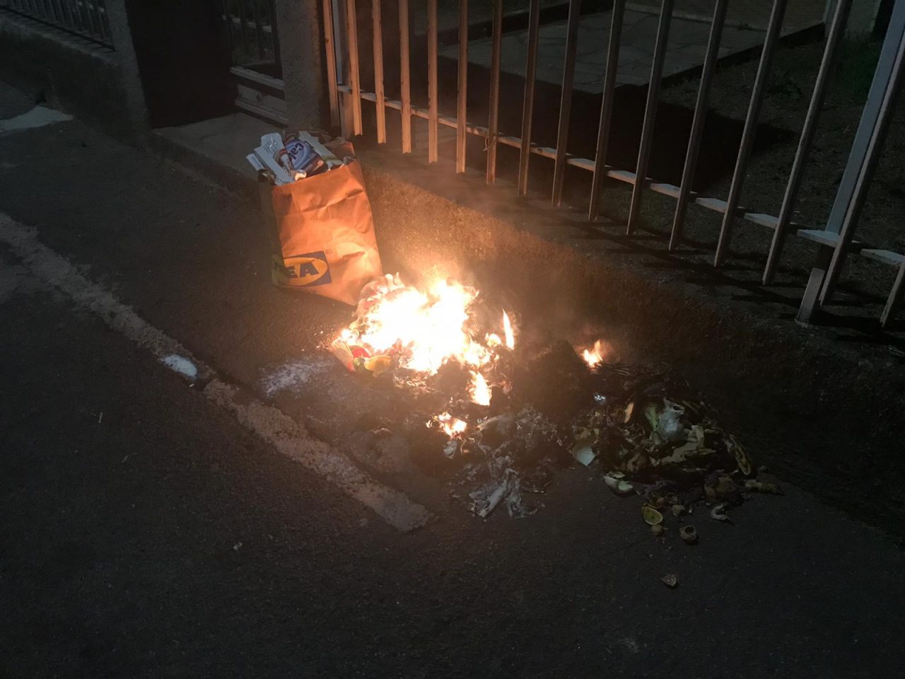 Bravata notturna a Pioltello, alle fiamme la spazzatura fuori dalle case