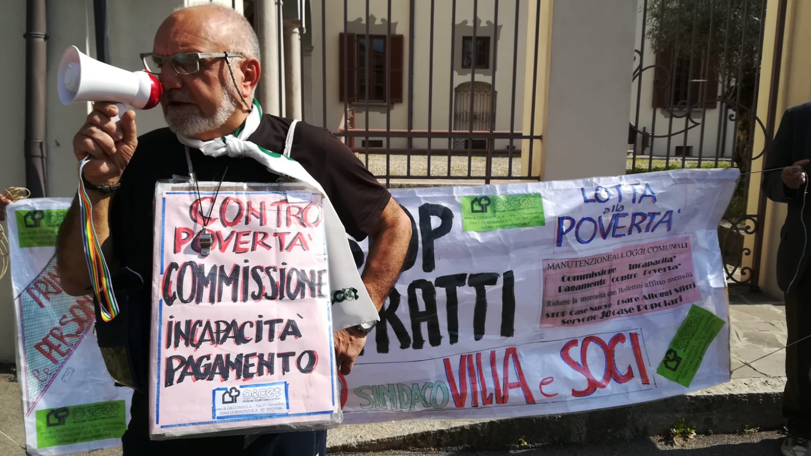 Manifestazione sotto il Municipio di Trezzo del Sicet contro gli sfratti alle famiglie morose che vivono nelle case comunali