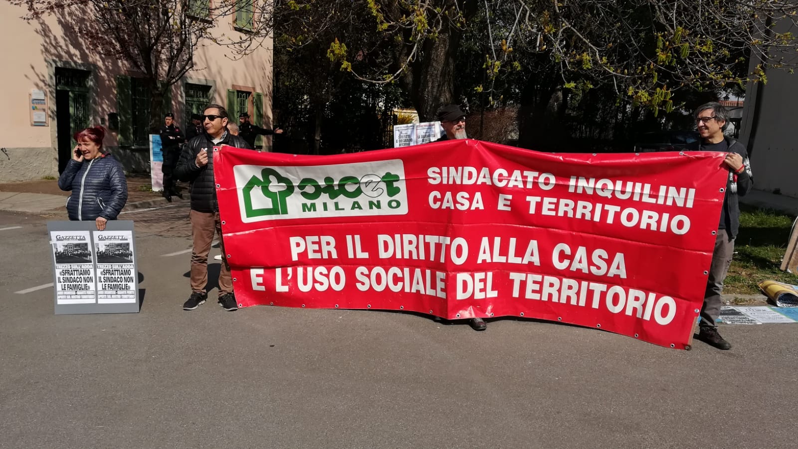 Manifestazione sotto il Municipio di Trezzo del Sicet contro gli sfratti alle famiglie morose che vivono nelle case comunali