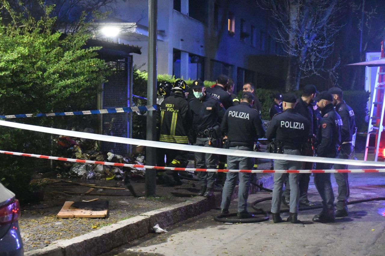 Cadavere mutilato, decapitato e bruciato in strada