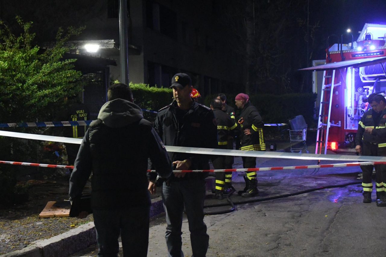 Cadavere mutilato, decapitato e bruciato in strada