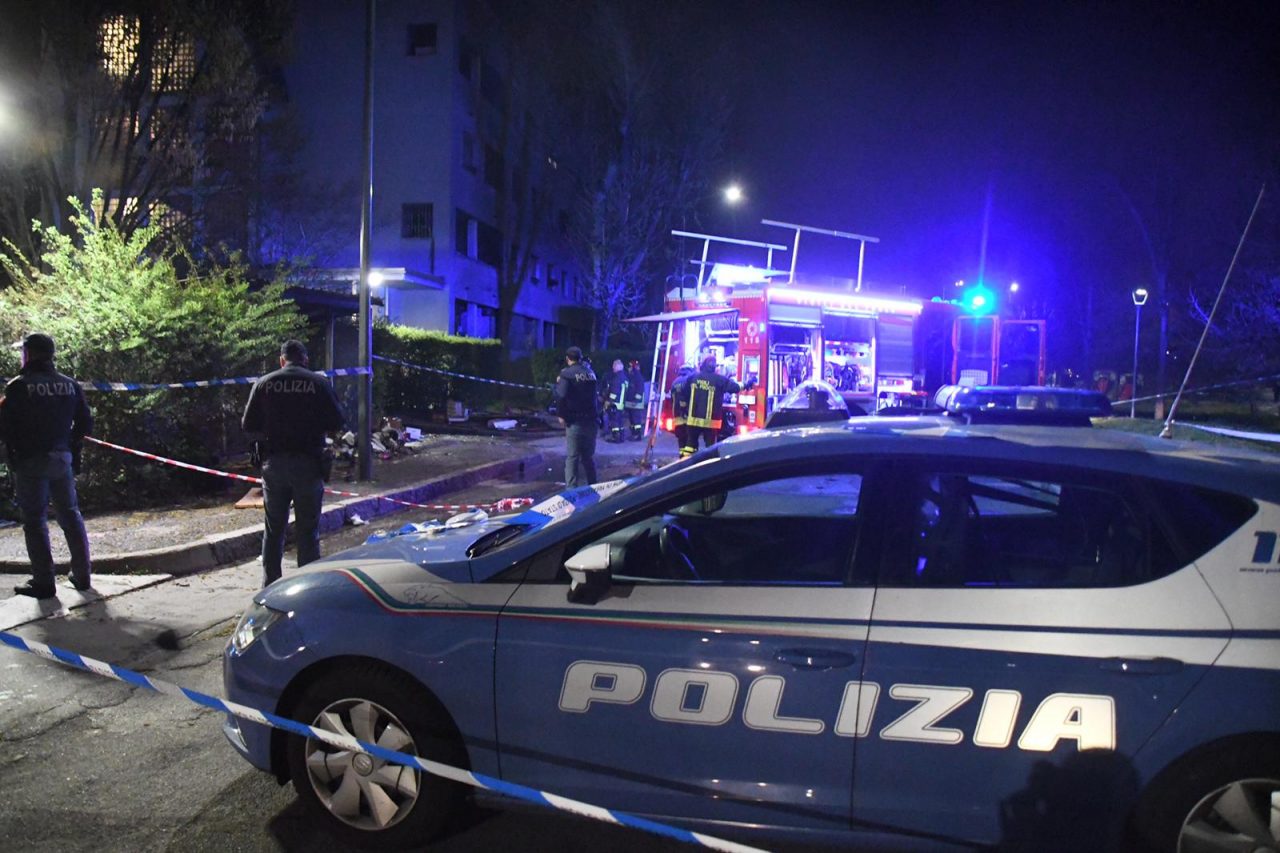 Cadavere mutilato, decapitato e bruciato in strada FOTO E VIDEO