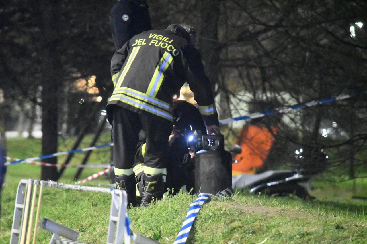 Cadavere mutilato, decapitato e bruciato in strada