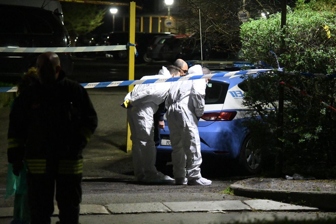 Cadavere mutilato, decapitato e bruciato in strada