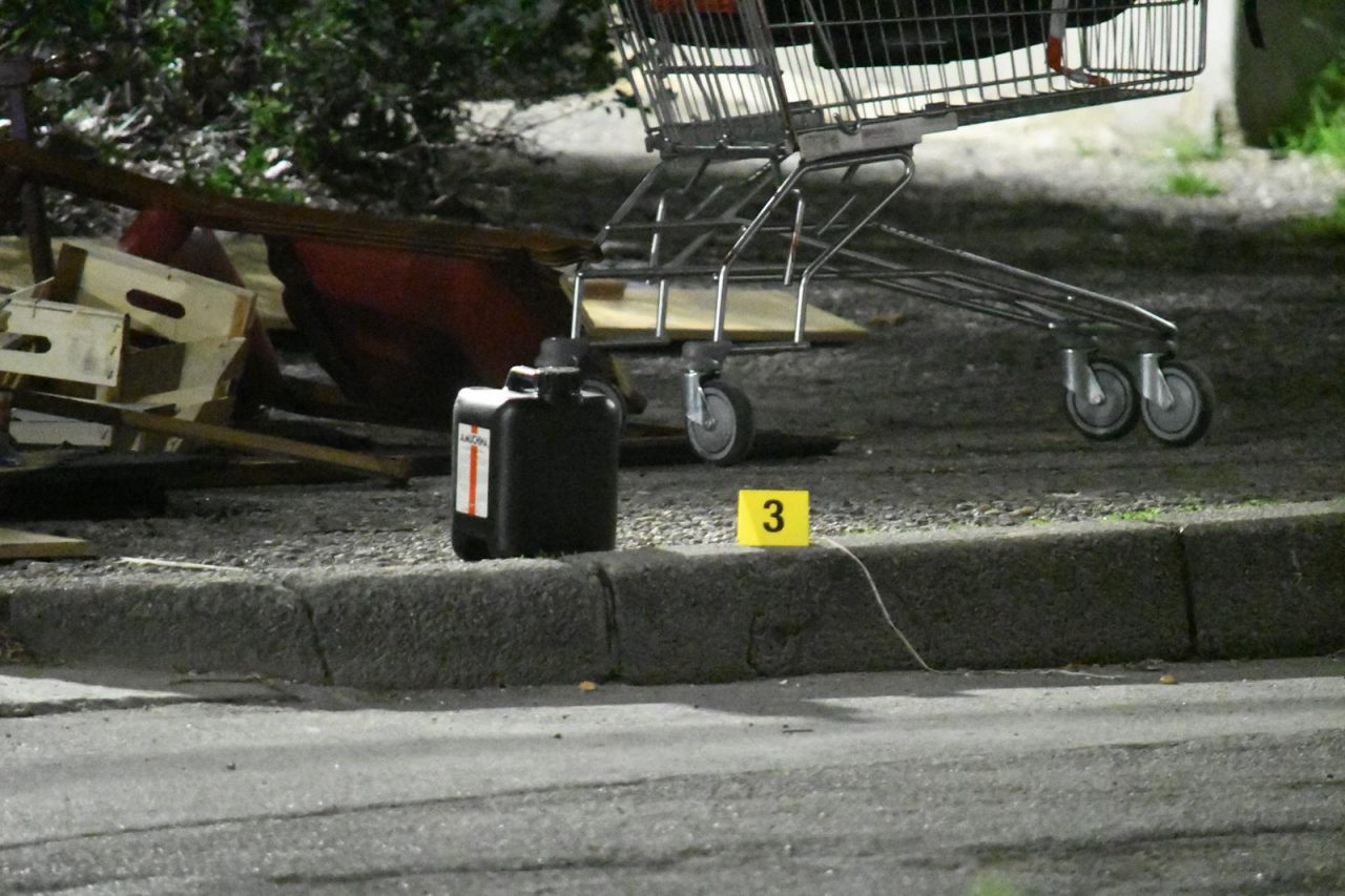 Cadavere mutilato, decapitato e bruciato in strada