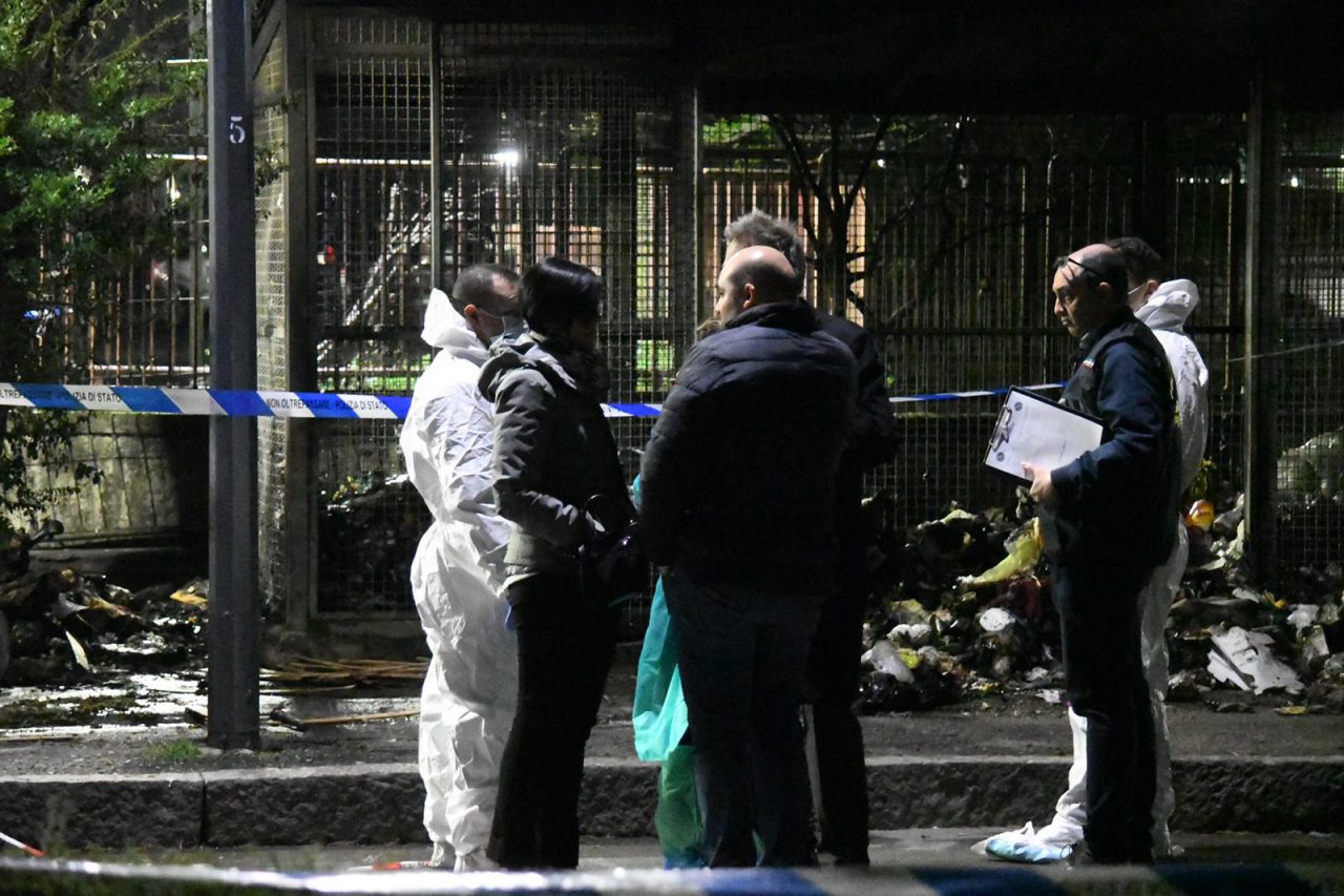 Cadavere mutilato, decapitato e bruciato in strada