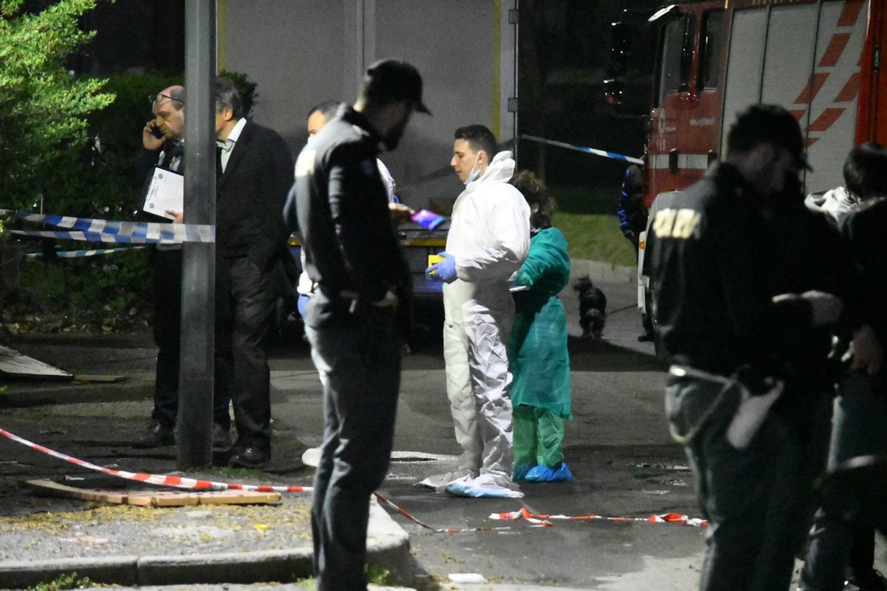 Cadavere mutilato, decapitato e bruciato in strada