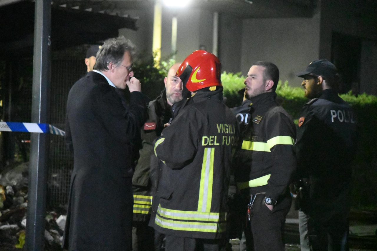 Cadavere mutilato, decapitato e bruciato in strada