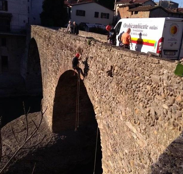 Ponte vecchio professionisti e volontari in azione per la pulizia