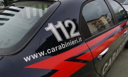 Affronta i carabinieri brandendo due bottiglie, denunciato