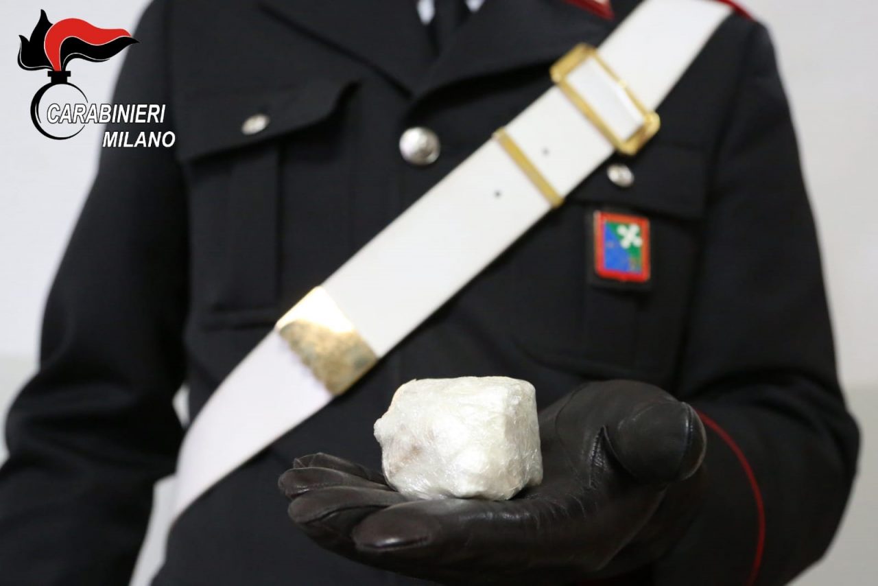 Scappa dai Carabinieri: spacciatore beccato con un “sasso” di cocaina