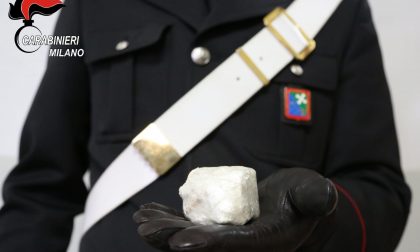 Scappa dai Carabinieri: spacciatore beccato con un "sasso" di cocaina