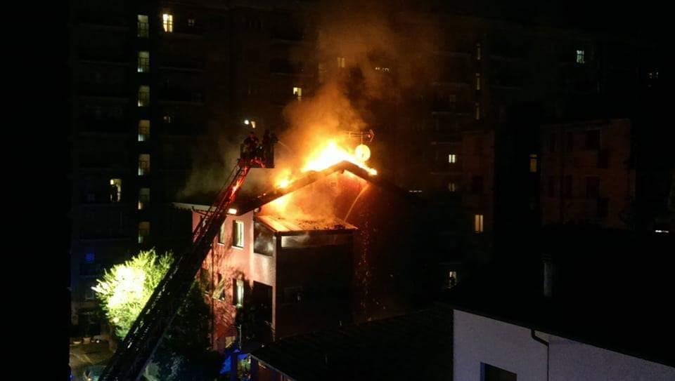 Vasto incendio fa crollare il tetto di una palazzina