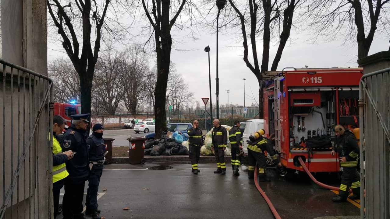 Incendio nel palazzo: Polizia locale mette in salvo i residenti FOTO
