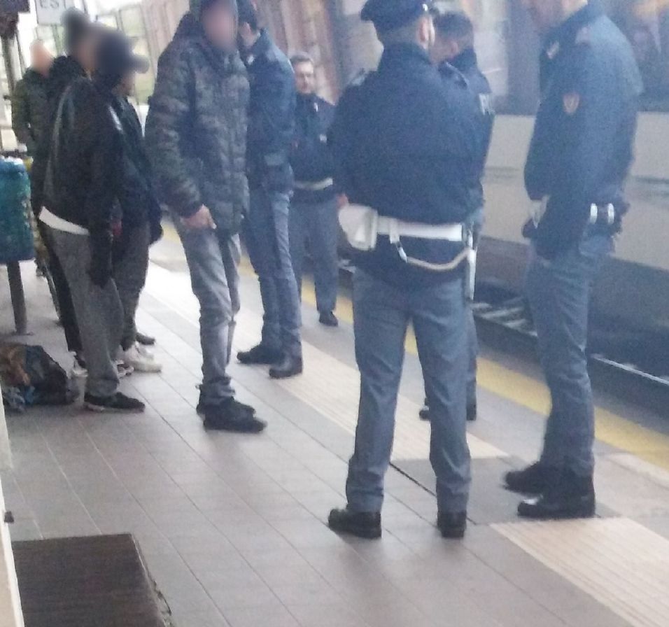 Pestarono un 55enne sul treno condannati tre giovani