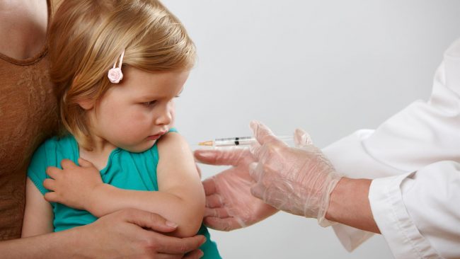 Falsificano il certificato vaccinale della figlia: genitori indagati dalla Procura