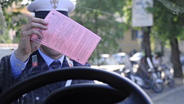 Parcheggia l’auto in divieto nel mercato: cerca di evitare la multa, ma ne prende due