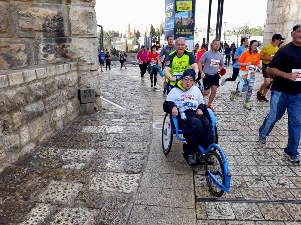 Disabile corre la maratona grazie alle gambe di Raffaele