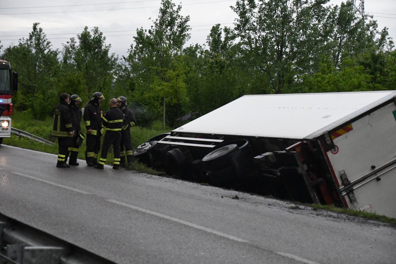 Camion nel fosso, arriva l’elisoccorso FOTO