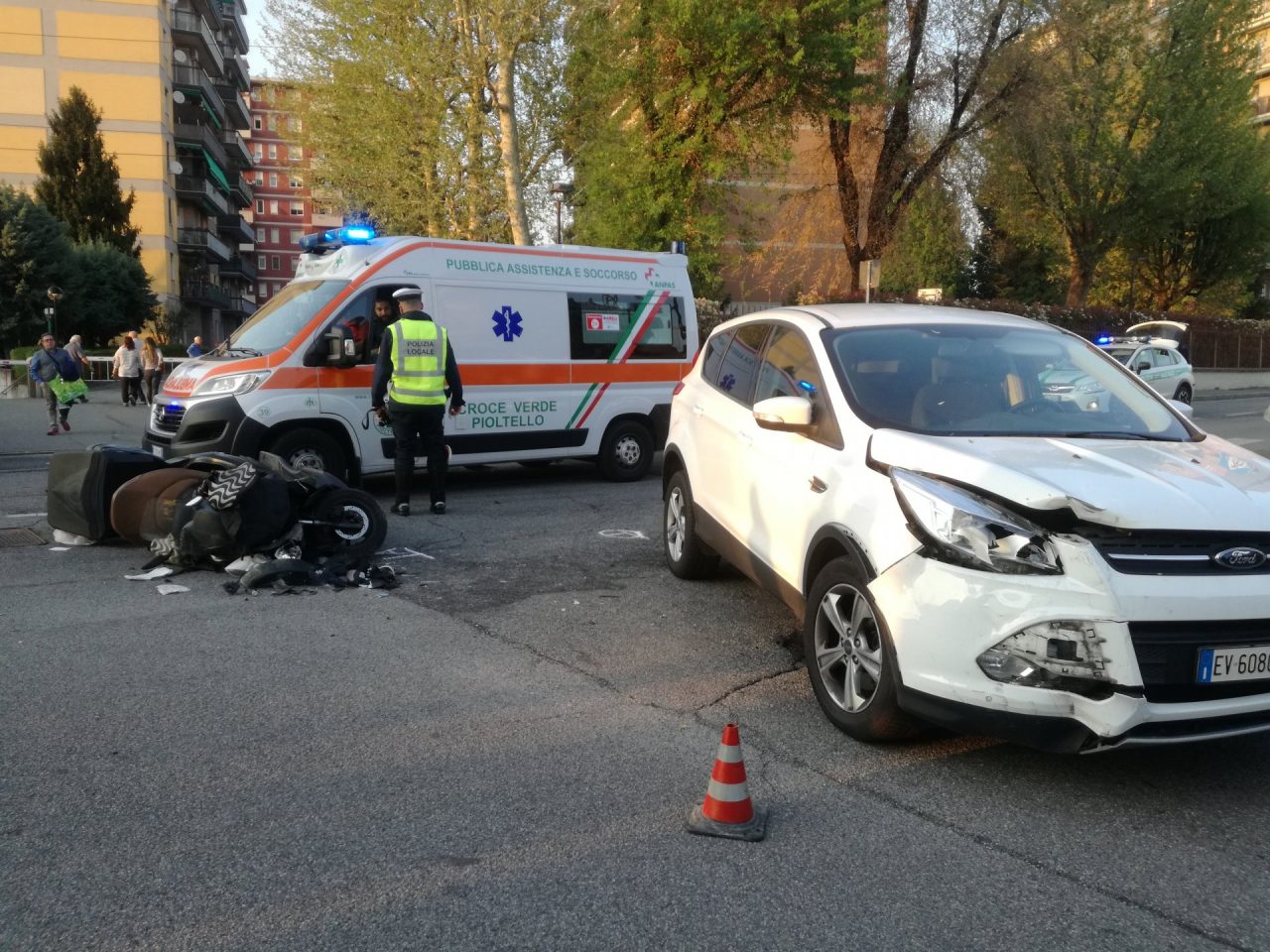 Scontro auto moto a Segrate FOTO