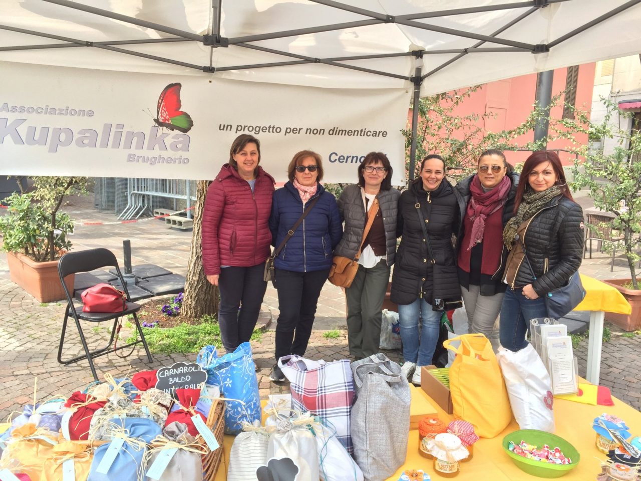 Brugherio VolontariAmo in piazza Roma stand delle associazioni