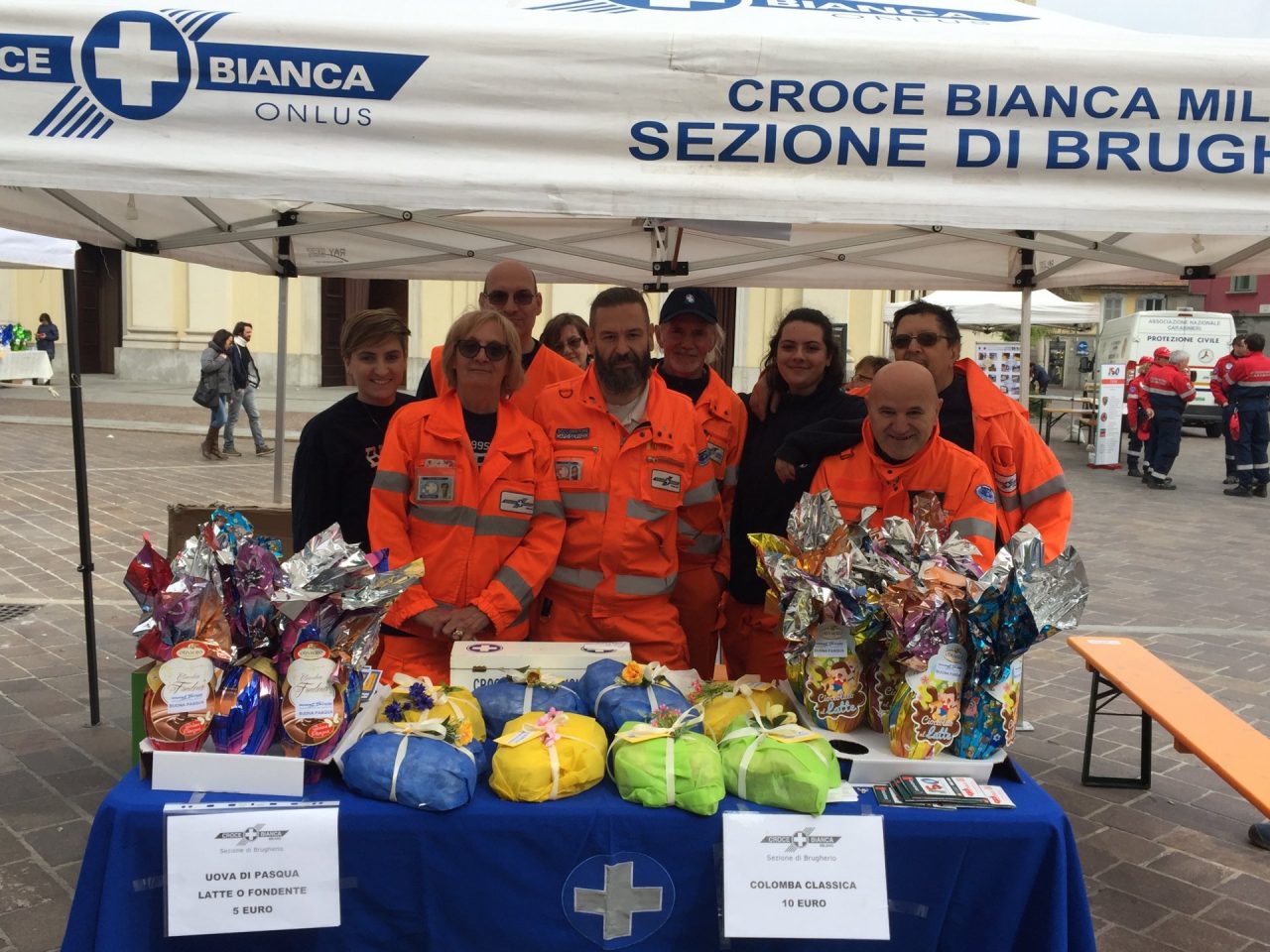 Brugherio VolontariAmo in piazza Roma stand delle associazioni