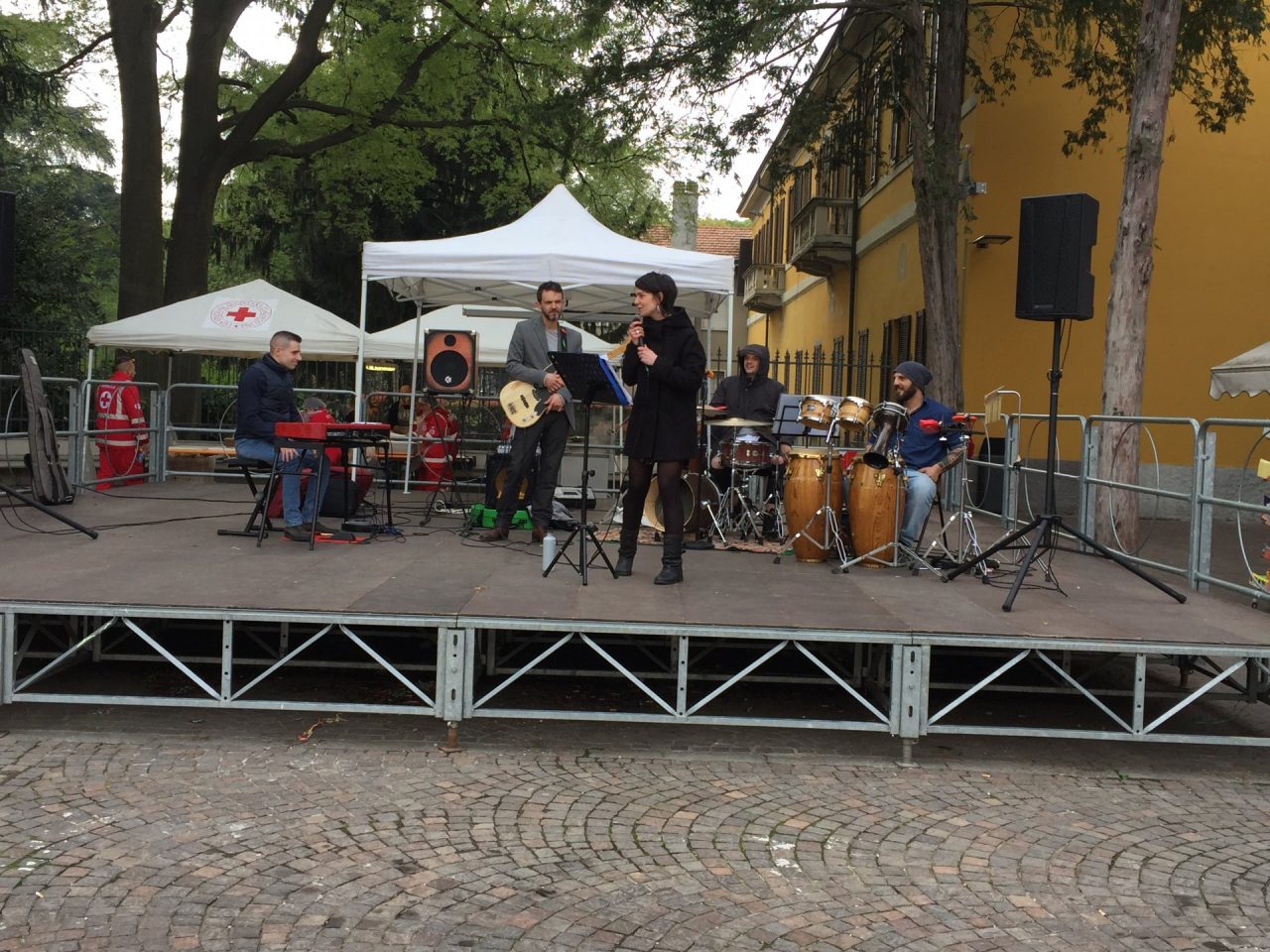 Brugherio VolontariAmo in piazza Roma stand delle associazioni