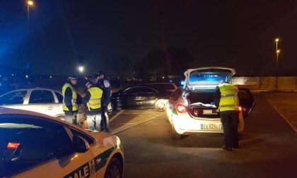 Guida ubriaco il furgone della ditta, fermato dalla Polizia Locale a Brugherio: addio patente e multa