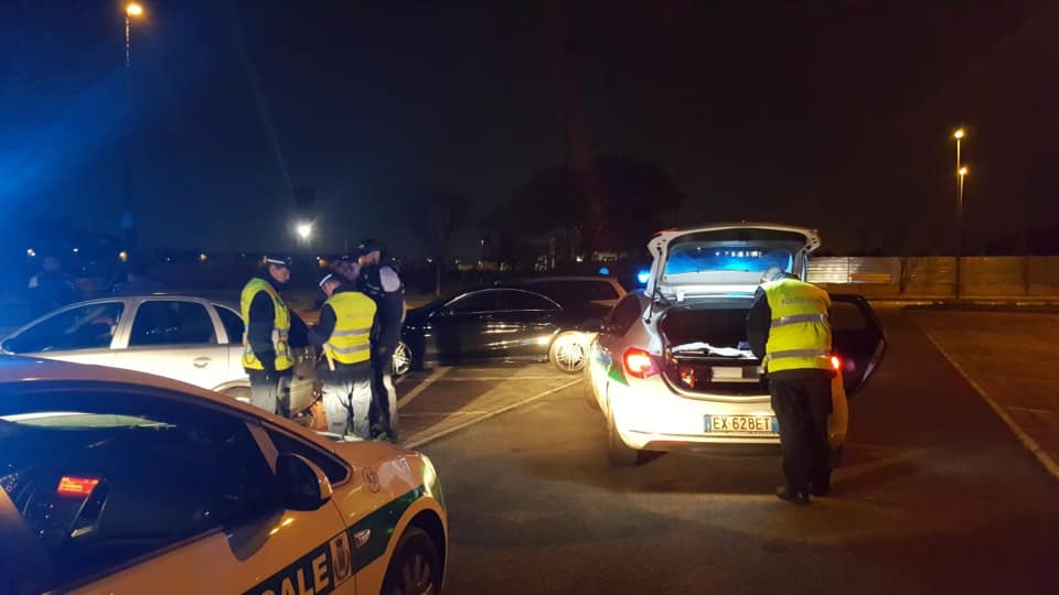 Guida ubriaco il furgone della ditta, fermato dalla Polizia Locale a Brugherio: addio patente e multa