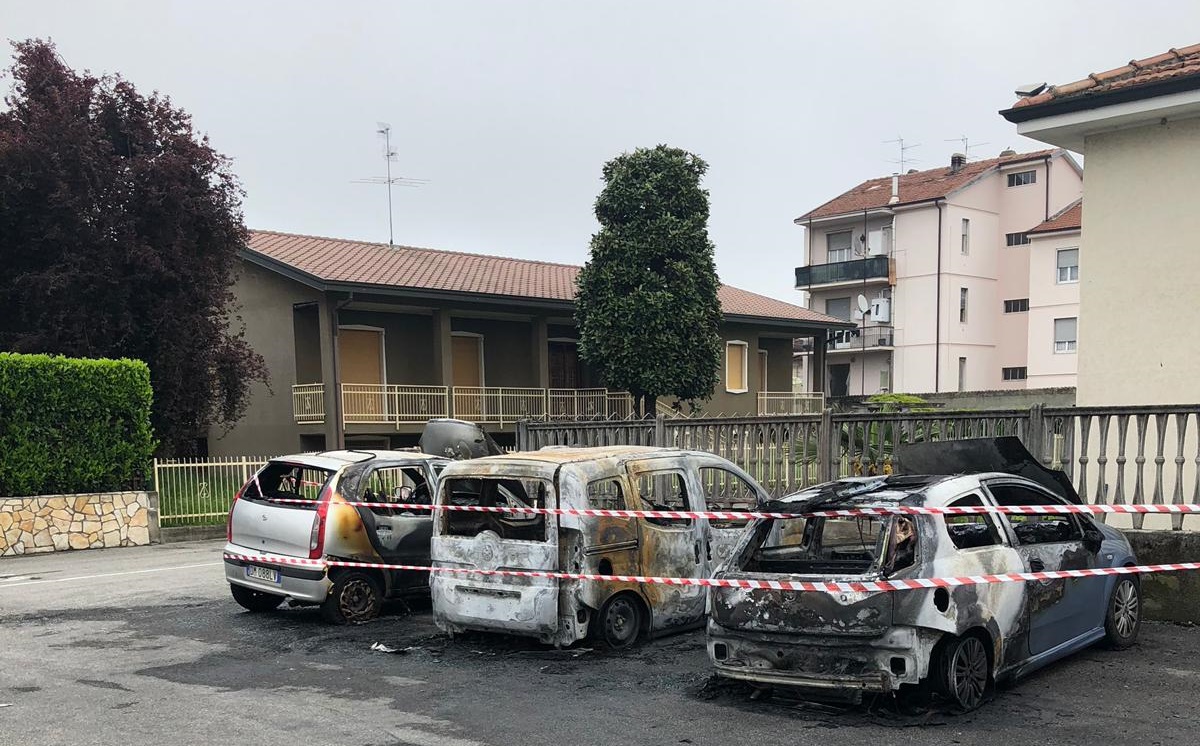 Auto bruciate nel parcheggio di via Europa a Pontirolo