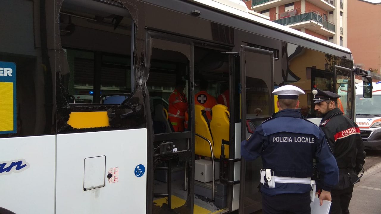 Ruspa colpisce autobus e sfonda un vetro, passeggeri feriti FOTO