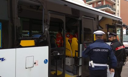 Ruspa colpisce autobus e sfonda un vetro, passeggeri feriti FOTO